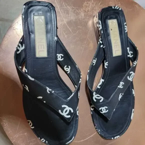 Chanel Black&White CC Logo
Women's Flip Flops/Sandals (Size 8) - Picture 2 of 4